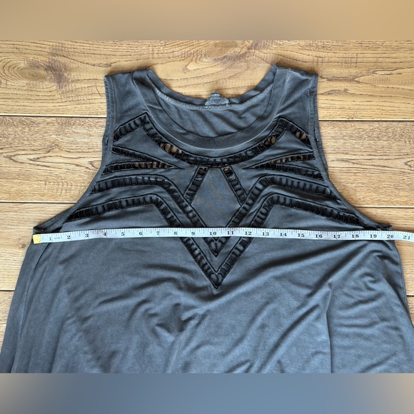 POL Sleeveless Cutout Detail Split Back Top size Small - Picture 9 of 11